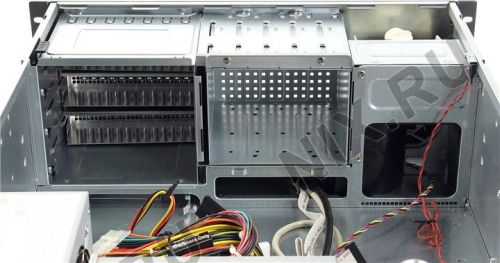 Supermicro CSE-842I-500B 4U Rackmount Sunucu Kasası Chenbro RM413 Kasadan daha fazla özelliğe sahiptir